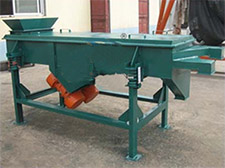 碳鋼加裝料斗的雙層直線振動篩。