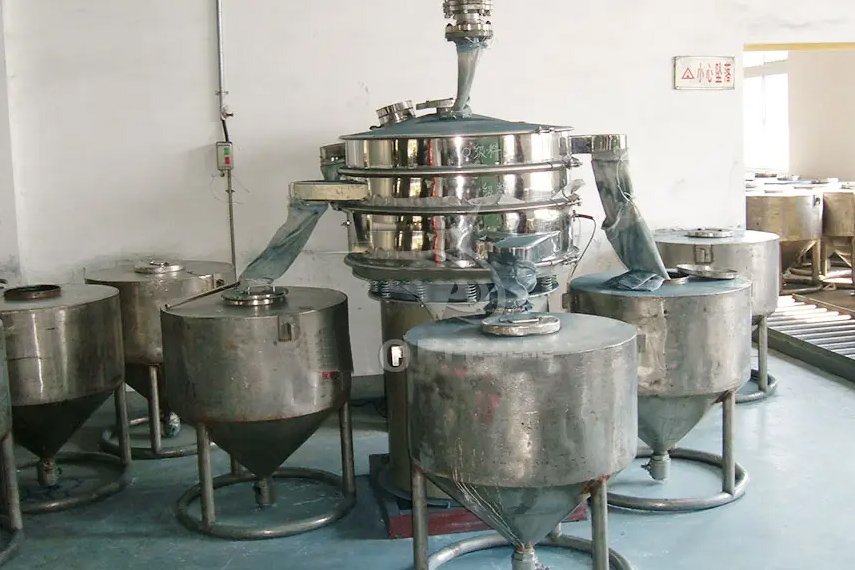 振蕩篩主要特點(diǎn)：換網(wǎng)容易，全封閉模式粉末不飛揚(yáng)，可連續(xù)作業(yè)