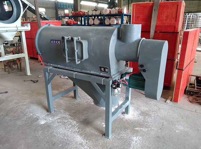 氣流篩采用碳鋼材質(zhì)的外殼，臥式的篩網(wǎng)利用風(fēng)力與物料的離心力對物料進(jìn)行篩分。產(chǎn)量高，效果好。